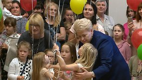 Dalia Grybauskaitė dalyvavo susitikime su įvaikintus ir globojamus vaikus auginančiomis šeimomis