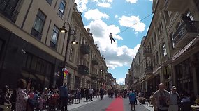 Pasivaikščiojimas rekordinio ilgio raudonuoju kilimu Vilniaus gatvėje