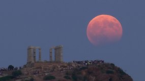 Žadą atimantys vaizdai: dalinis Mėnulio užtemimas Graikijoje