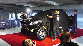 Unikalioje Vilniaus vietoje pristatytas Benedikto Vanago Dakaro automobilis
