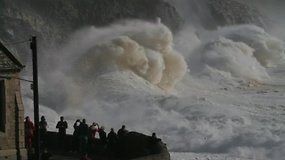 Ophelia uragano sukeltų bangų šėlsmas prie Didžiosios Britanijos krantų