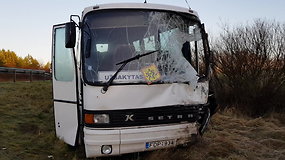 Šiaulių rajone vaikus vežęs autobusas susidūrė su krovininiu automobiliu