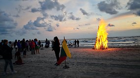 Baltijos jūros pakrantėje uždegti simboliniai vienybės ir draugystės laužai
