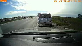 Į avariją greitkelyje atskubėjusių pareigūnų stovintį automobilį „nunešė“ kita mašina