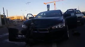 Girtas vairuotojas Vilniuje nuvertė šviesoforą
