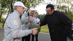 A.Lukašenka apsilankiusį S.Seagalą vaišino morka ir arbūzais