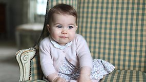 Kembridžo hercogienė Catherine ir princas Williamas pasidalijo naujomis mažosios princesės Charlotte nuotraukomis
