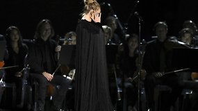 Pagerbiant G.Michaelo atminimą Adele sudainuoti jo kūrinio nepavyko iš pirmo karto