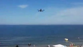 Palangos poilsiautojus laikytis tvarkos paplūdimyje moko skraidantis dronas