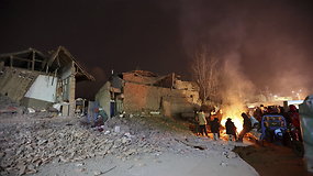 Žemės drebėjimas Kinijoje: gelbėtojai ieško gyvų, darbą apsunkina šaltis