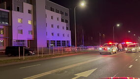 Vilniuje policijos pajėgos apsupo automobilį, sulaikė įtariamąjį