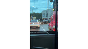BMW Saulėtekyje rėžėsi į vie&scaron;ojo transporto stotelę