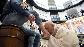 Romos kalėjime Popiežius nuplovė kojas dvylikai nuteistųjų