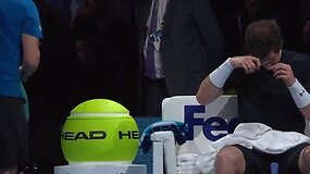 Andy Murray kerpasi plaukus per mačo petrauką