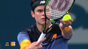 Milo&scaron;as Raoničius įveikė Rogerį Federerį ir triumfavo Brisbene