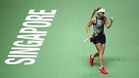 Caroline&lsquo;a Wozniacki sutriu&scaron;kino pirmą pasaulio raketę ir pateko į &bdquo;WTA finals&ldquo; pusfinalį