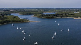 Lėkti su vėju: regata „Škvalas“ buriuotojų rojuje Mozūruose