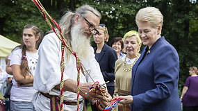 Po pertraukos Dalia Grybauskaitė pasirodė viešumoje – dalyvavo Medkopio pabaigos šventėje