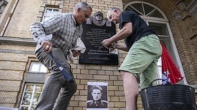 Prie Vrublevskių bibliotekos vėl pakabinta atminimo lenta Jonui Noreikai