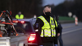 Policijos pareigūnai tikrina įvažiuojančius į Vilniaus miestą