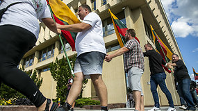 Susitvėrę už rankų protestuojai apjuosė Seimą – apsaugininkams teko uždaryti vartus