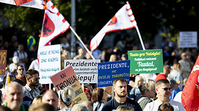 Į Vilniaus Katedros aikštę traukia būriai „maršistų“: ragina trauktis valdžią