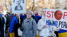 Pirmoji protesto diena prie Rusijos ambasados – žmonės pasisako prieš Rusijos agresiją