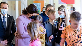 Pirmoji ponia aplankė karo pabėgėlių iš Ukrainos šeimas su vaikais: „Džiaugiuosi, kad jie yra saugūs“