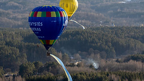 Danguje virš Vilniaus – Ukrainos palaikymo akcija: į dangų kilo oro balionai su Ukrainos ir Lietuvos vėliavomis