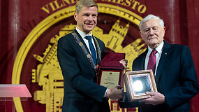 Vilniaus garbės piliečio regalijos įteikimas Valdui Adamkui
