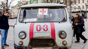 V.Kudirkos aikštėje eksponuojamas kulkų ir sviedinių nuolaužų apgadintas ukrainiečių medikų automobilis