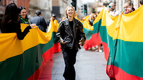 Liverpulio lietuviai išlydėjo Moniką Linkytę į „Euroviziją“: atlikėją nustebino 75 m ilgio Lietuvos vėliava