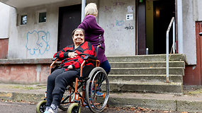 Irenos ir jos mamos nuolatinis iššūkis – kaip įveikti laiptus neįgaliojo vežimėliu