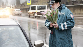 Vilniaus kelių policija sustabdytoms vairuotojoms įteikė gėlių