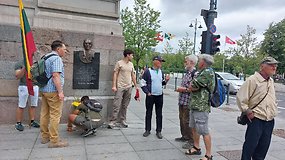 Susibūrimas prie Škirpos paminklo sulaukė pareigūnų dėmesio