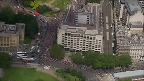 Londone prieš „Brexit“ protestuoja dešimtys tūkstančių žmonių