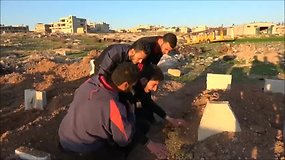 Po cheminės atakos Sirijoje vyras palaidojo dvi dešimtis savo giminaičių