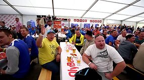 Estų sirgaliai sveikina Mantą Kalnietį