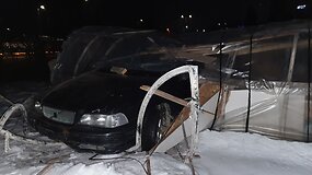 Vakarinį pasivažinėjimą vairuotojas baigė &scaron;iltnamyje &ndash; didesnių sužalojimų i&scaron;vengti pavyko