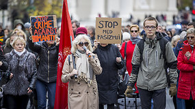 Iš mitingo:  Astra Astrauskaitė žada prakeikti politikus, jei lieps darbuotojams mokėti už testus