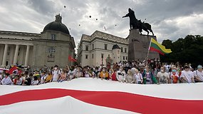 Katedros aikštėje prasidėjęs „Laisvės kelias“: iš rankų į rankas keliavo vėliavos, į dangų kilo oro balionai