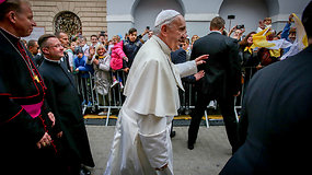 Popiežius Pranciškus prie Aušros Vartų sveikino susirinkusios ir meldėsi koplyčioje