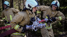Pamatykite iš arti, kaip tampama ugniagesiu gelbėtoju: nepriekaištingas fizinis pasirengimas, greitis ir noras padėti