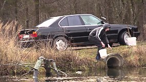 Jaunuolis savo BMW  nusprendė nuplauti pačiam Verkių regioninio parko centre