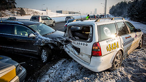Į BMW avariją užsižiopsojęs vairuotojas sudaužė dar du automobilius