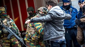 Briuselis po atakų: ginkluoti pareigūnai nepalieka gatvių, tikrinami einantys į metro