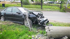 Stulpą nuvertusio SAAB automobilio vairuotojas papasakojo, kaip įvyko avarija