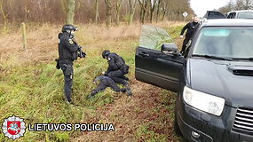 Nufilmuota sulaikymo operacija: pas sulaikytuosius rasta daug pinigų ir ginklų