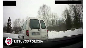 Nufilmuotas nuo pareigūnų nesėkmingai pasprukti bandęs automobilio vairuotojas