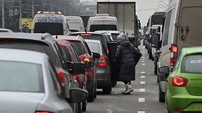 Ukrainos gatvėse daugėja automobilių, policijos postų, pravažiuoja karinių sunkvežimių kolonos